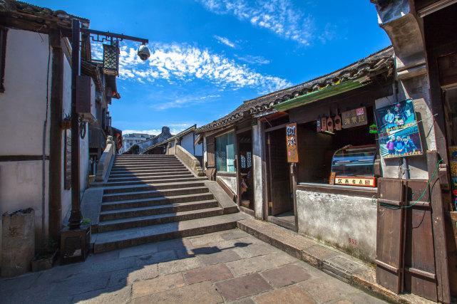 1799元 雷神银翼24.5寸电竞显示器上架